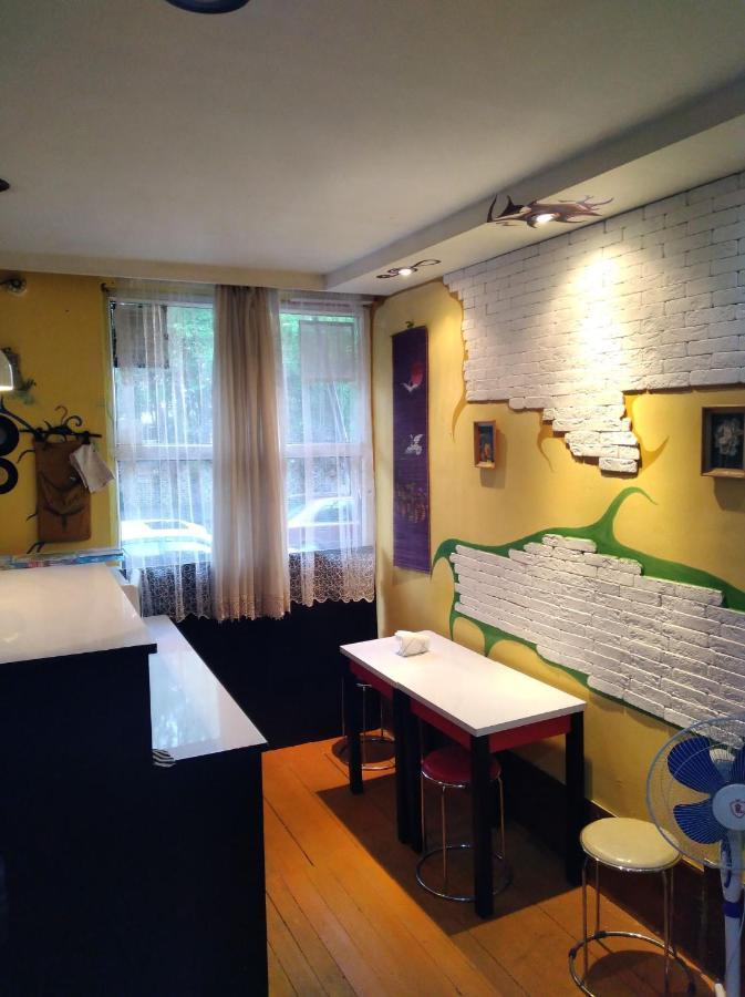 Hostel Retro บาทูมิ ภายนอก รูปภาพ