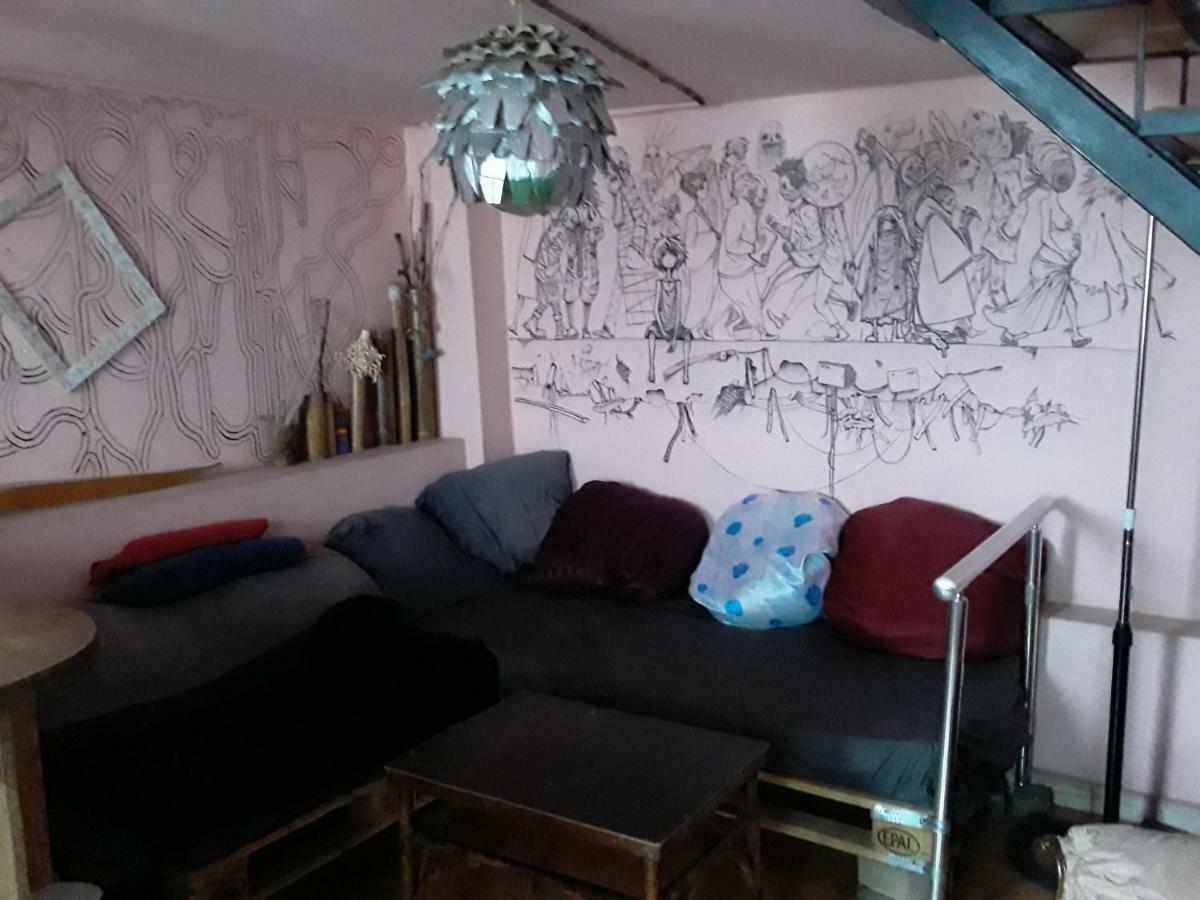 Hostel Retro บาทูมิ ภายนอก รูปภาพ